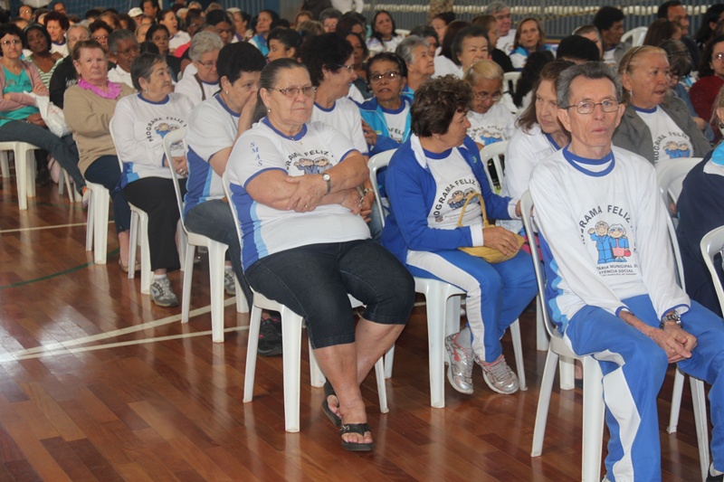 Uniformes da Feliz Idade são entregues pela Assistência